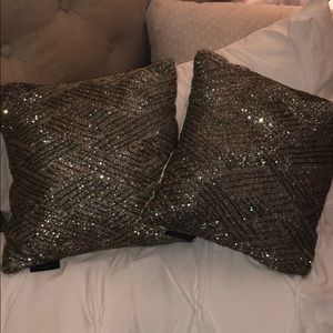 2 TAHARI home small throw pillows